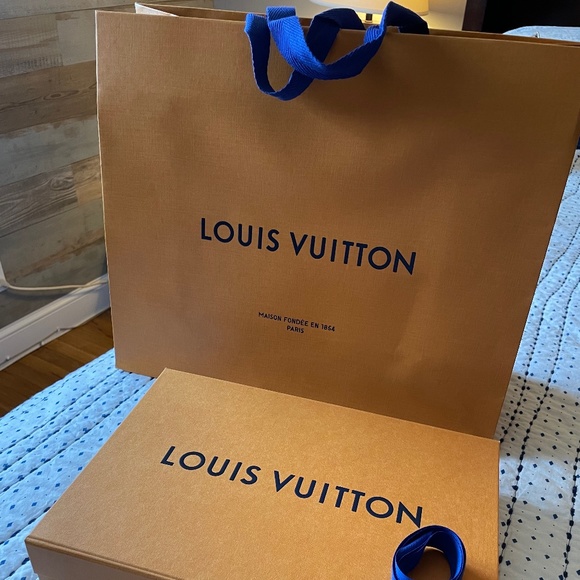 Louis Vuitton box, bag and ribbon set - Picture 1 of 6
